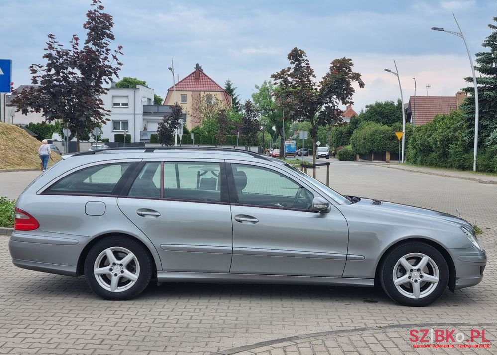 2008' Mercedes-Benz E-Class 220 T Cdi photo #2