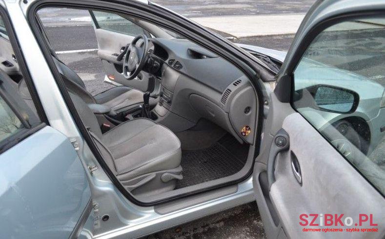 2003' Renault Laguna photo #2
