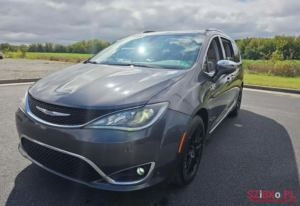 2018' Chrysler Pacifica photo #1