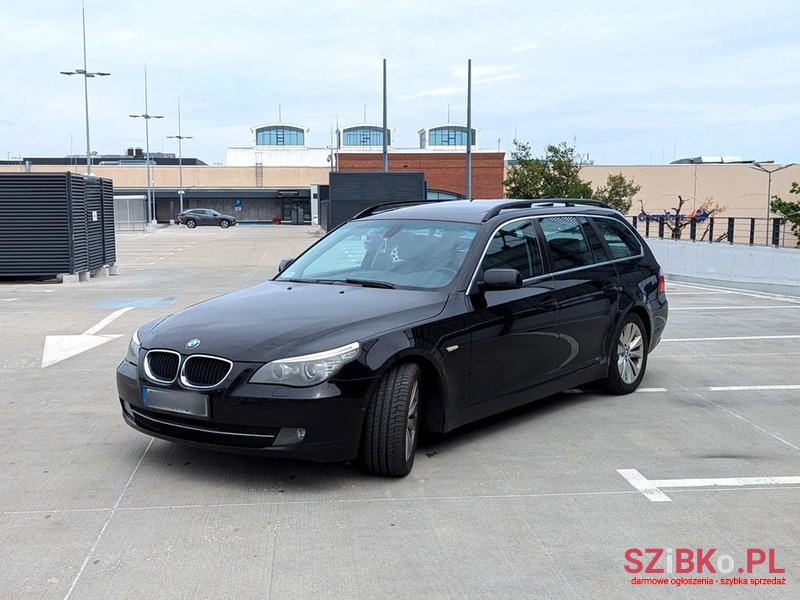 2009' BMW 5 Series 520D Touring photo #2