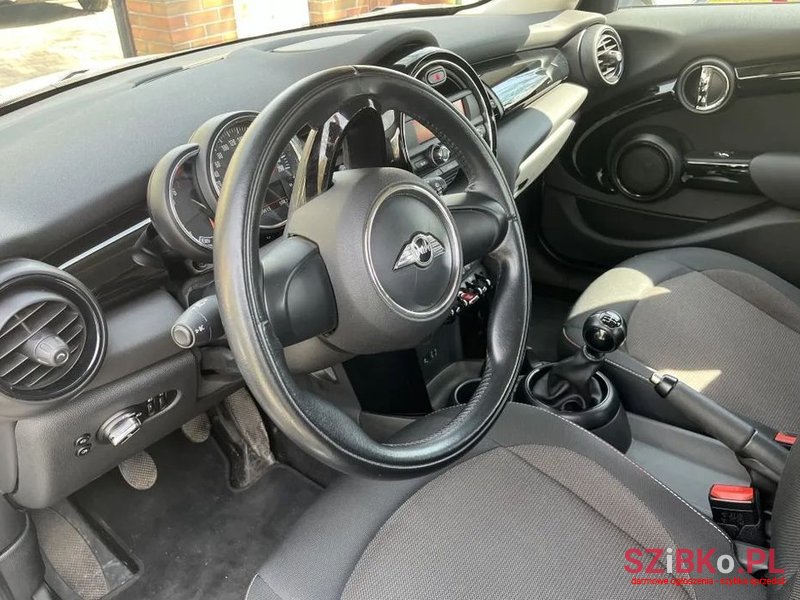 2016' MINI Cooper Standard photo #6