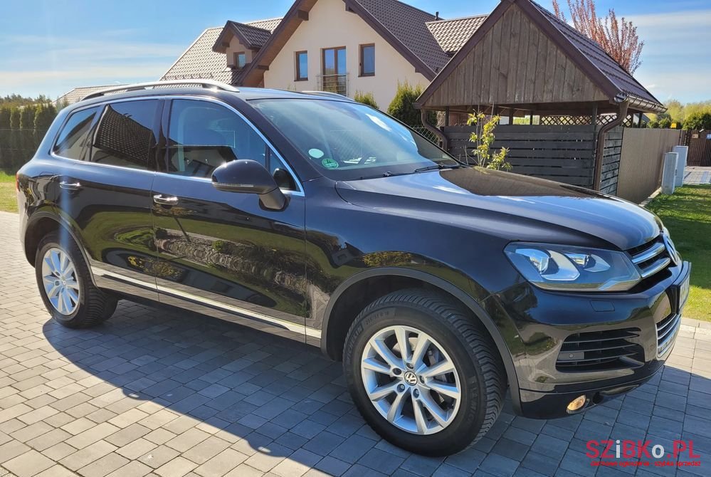 2011' Volkswagen Touareg photo #4