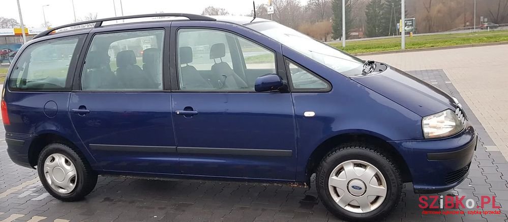 2004' Volkswagen Golf photo #2