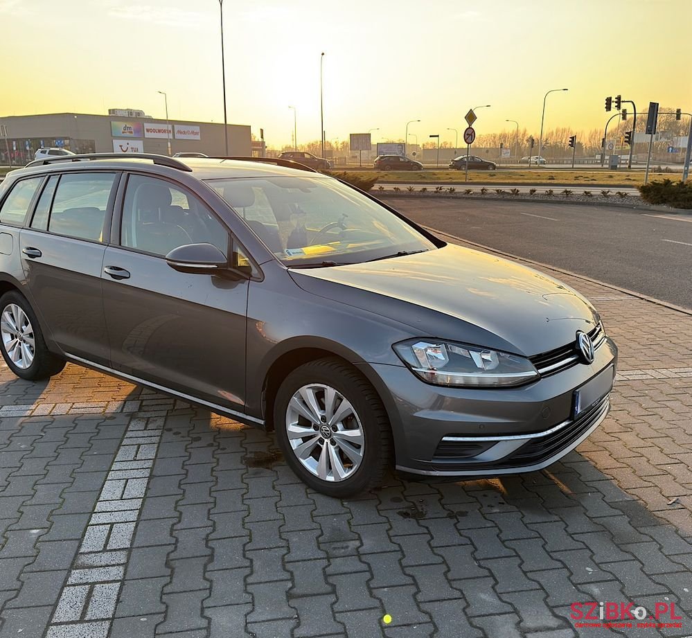2017' Volkswagen Golf photo #2
