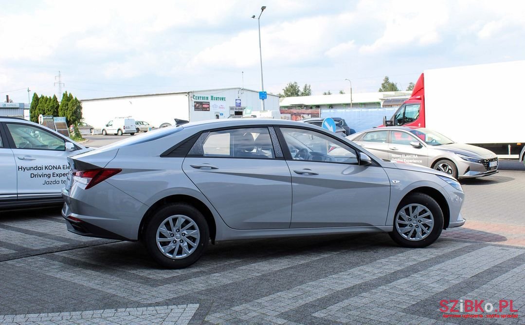 2022' Hyundai Elantra photo #2