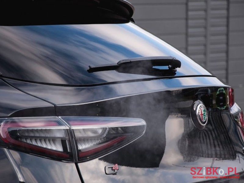 2021' Alfa Romeo Stelvio photo #2