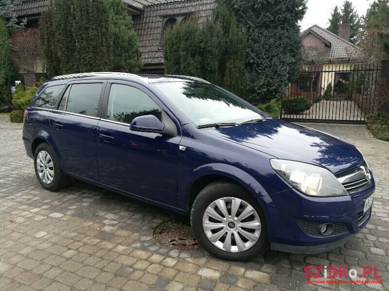 2011' Opel Astra photo #1