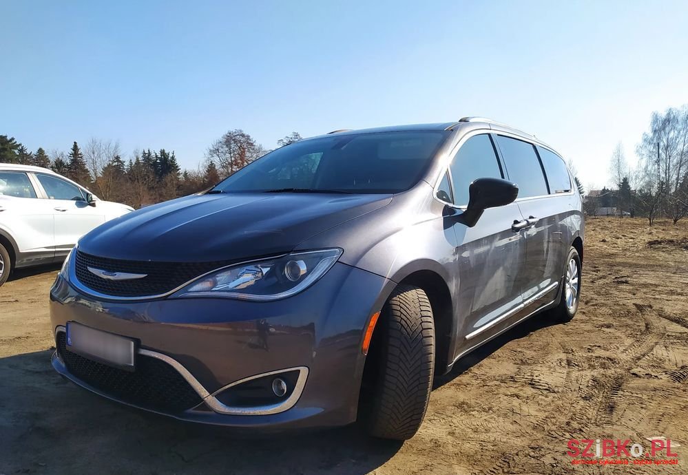 2019' Chrysler Pacifica photo #3