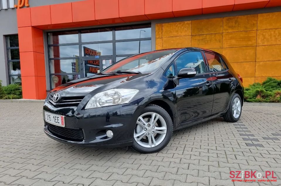 2011' Toyota Auris photo #1