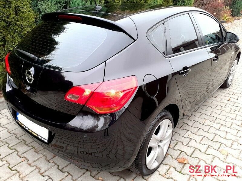 2011' Opel Astra photo #1
