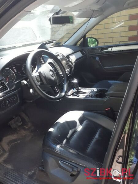 2011' Volkswagen Touareg photo #3