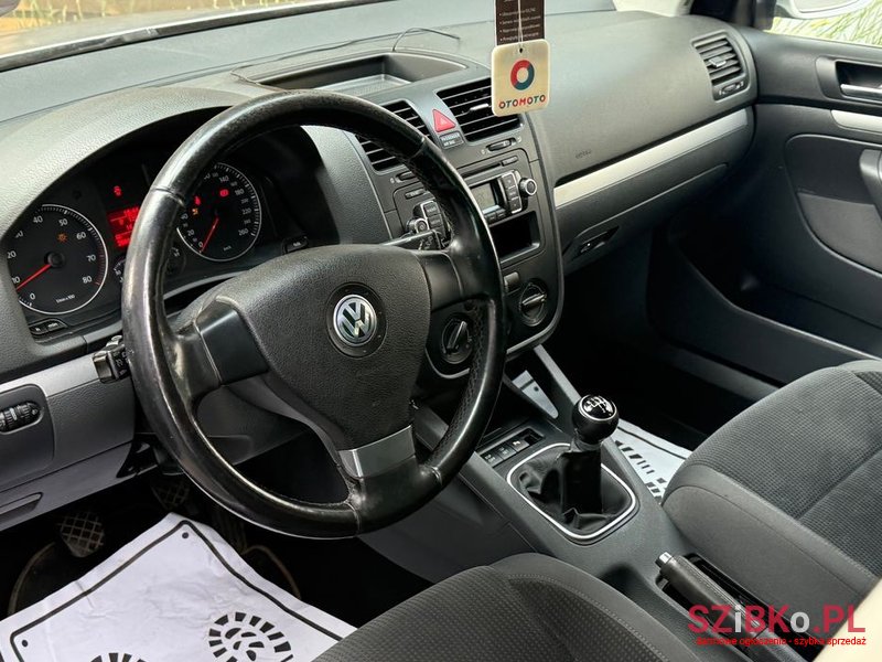 2009' Volkswagen Golf photo #5