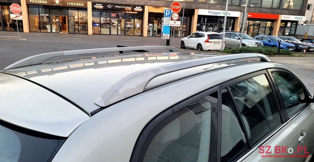 2004' Toyota Avensis photo #6