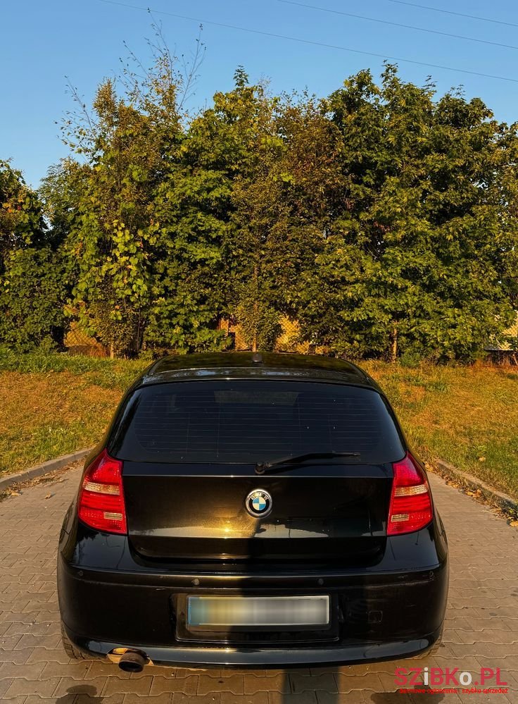 2009' BMW 1 Series 116I photo #3