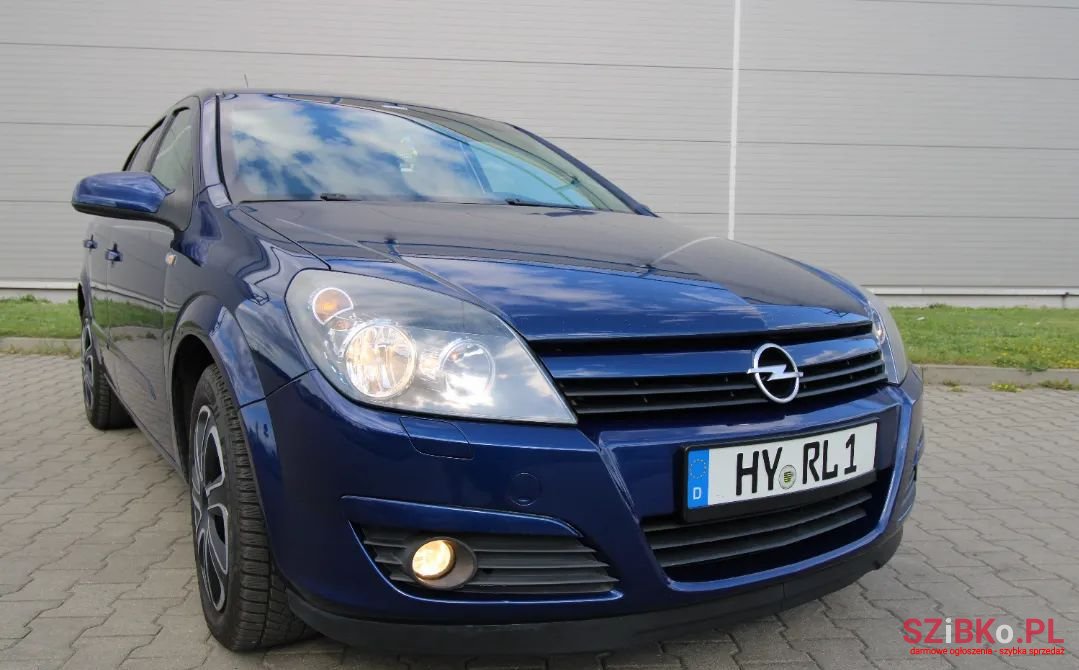 2005' Opel Astra photo #1