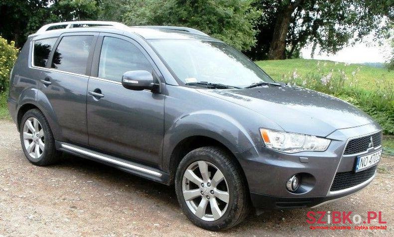 2010' Mitsubishi Outlander photo #1