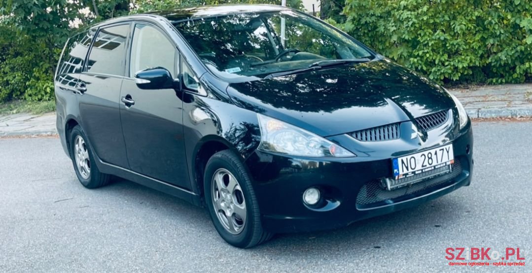 2007' Mitsubishi Grandis photo #1