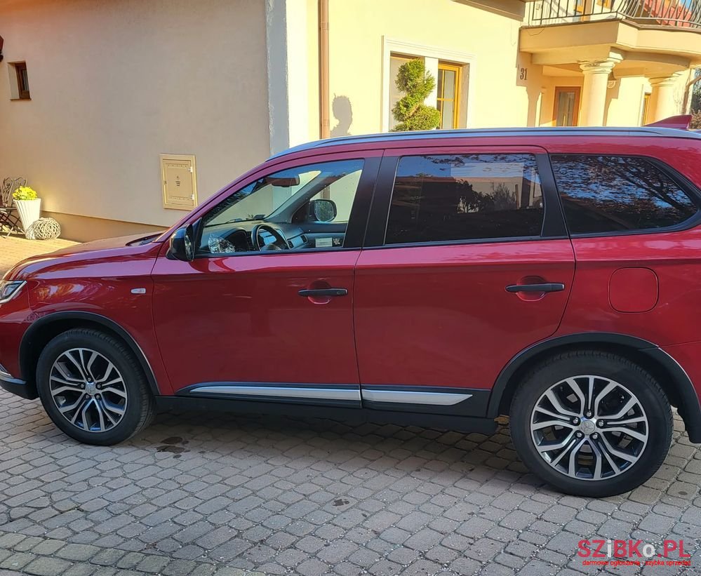 2016' Mitsubishi Outlander photo #4