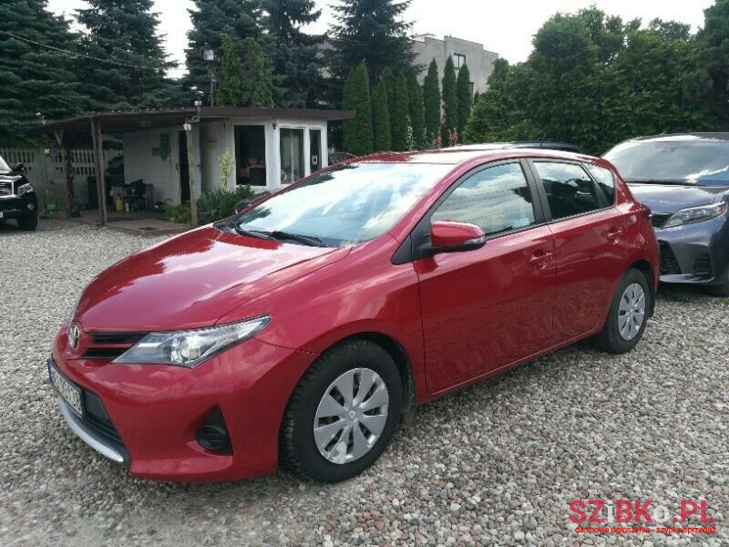 2013' Toyota Auris photo #3