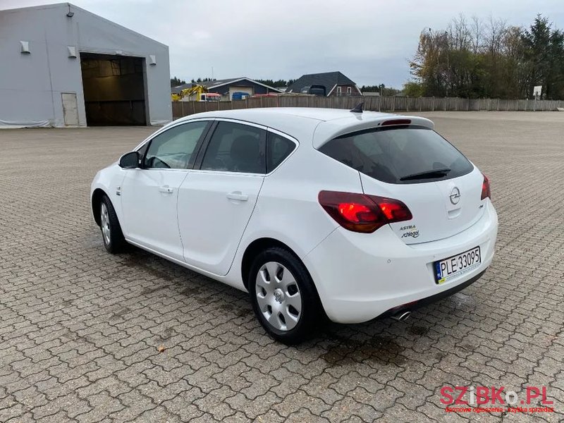 2010' Opel Astra photo #5