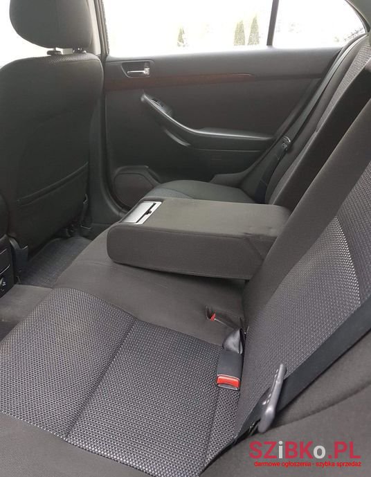 2005' Toyota Avensis photo #3