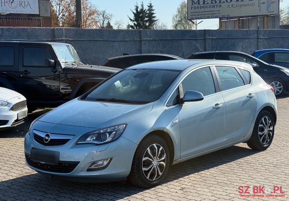 2011' Opel Astra photo #1