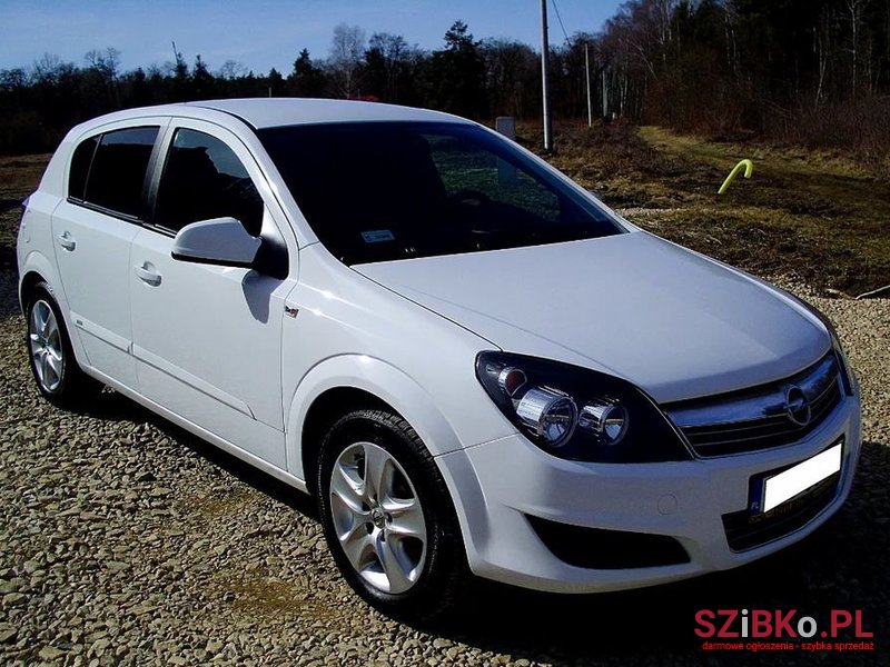 2011' Opel Astra photo #1