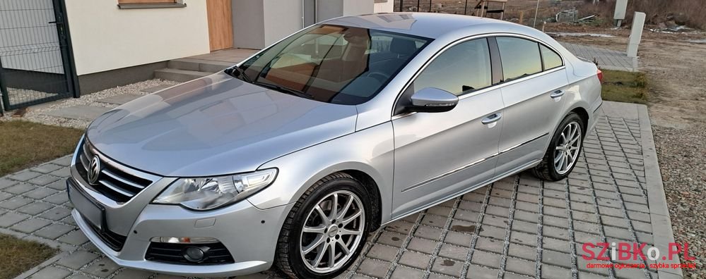 2010' Volkswagen Passat photo #2