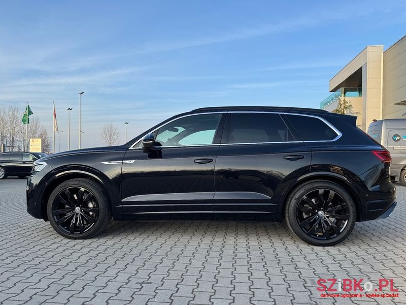 2019' Volkswagen Touareg photo #3