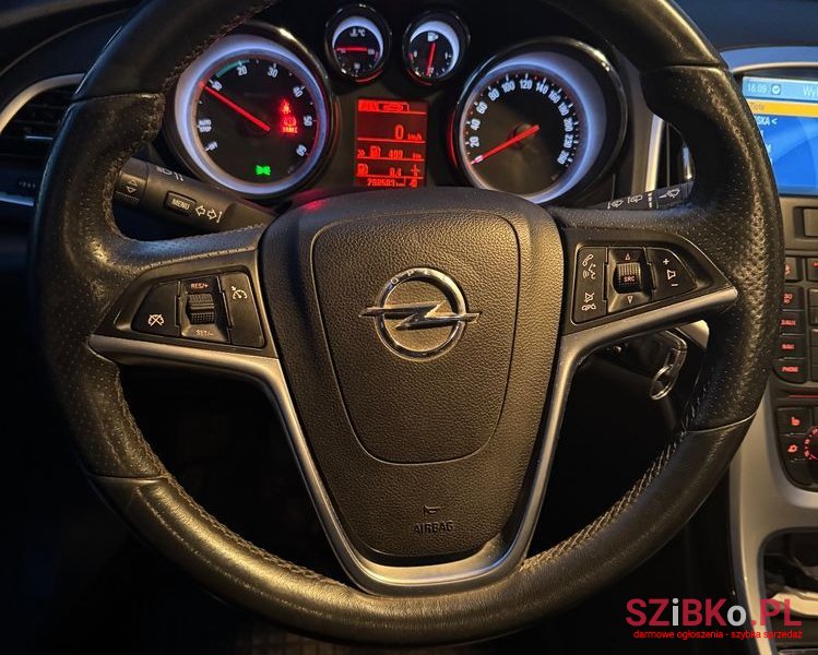 2011' Opel Astra photo #3