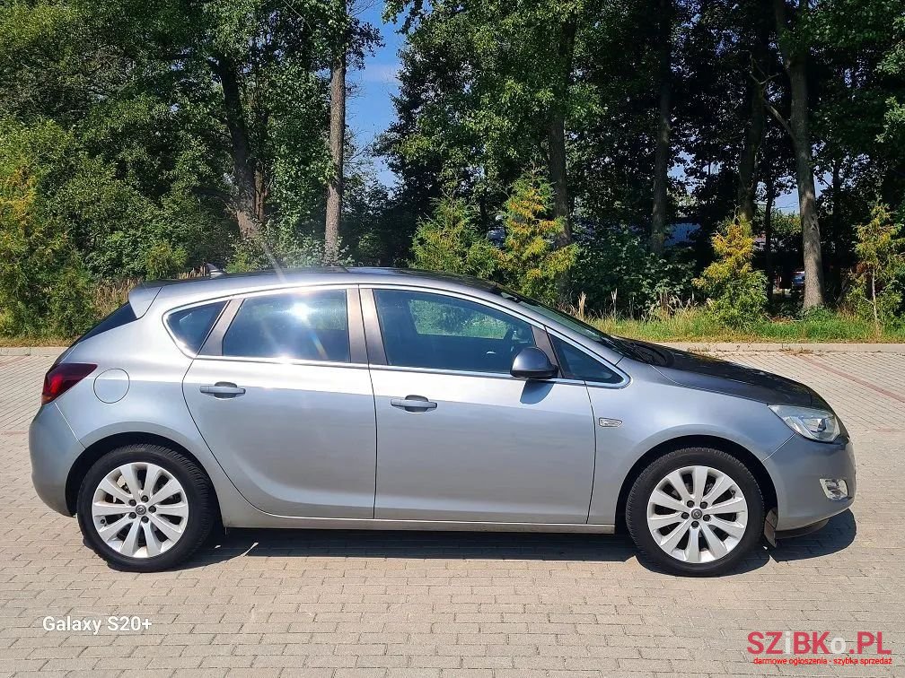 2010' Opel Astra photo #1