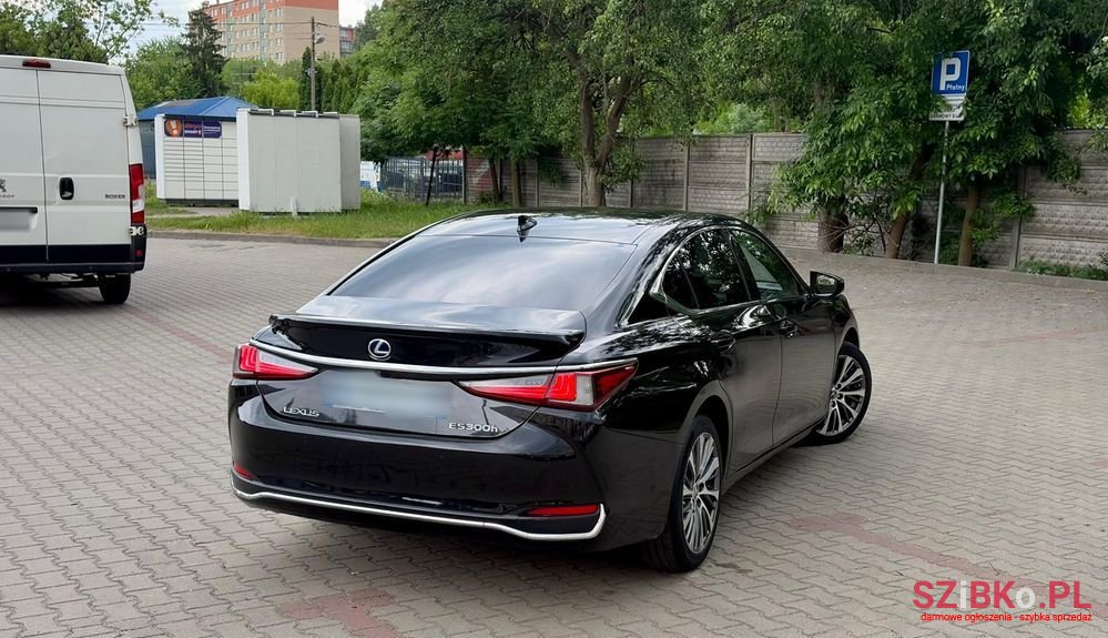 2019' Lexus ES 300H Prestige photo #5