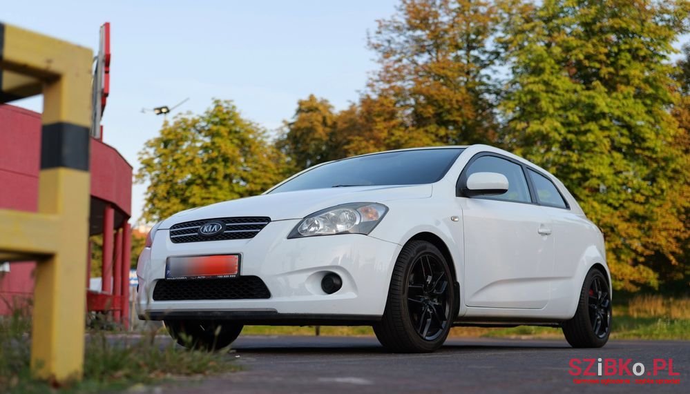 2009' Kia Proceed 1.4 L photo #4