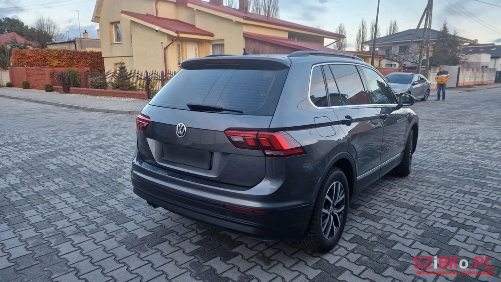 2017' Volkswagen Tiguan photo #2