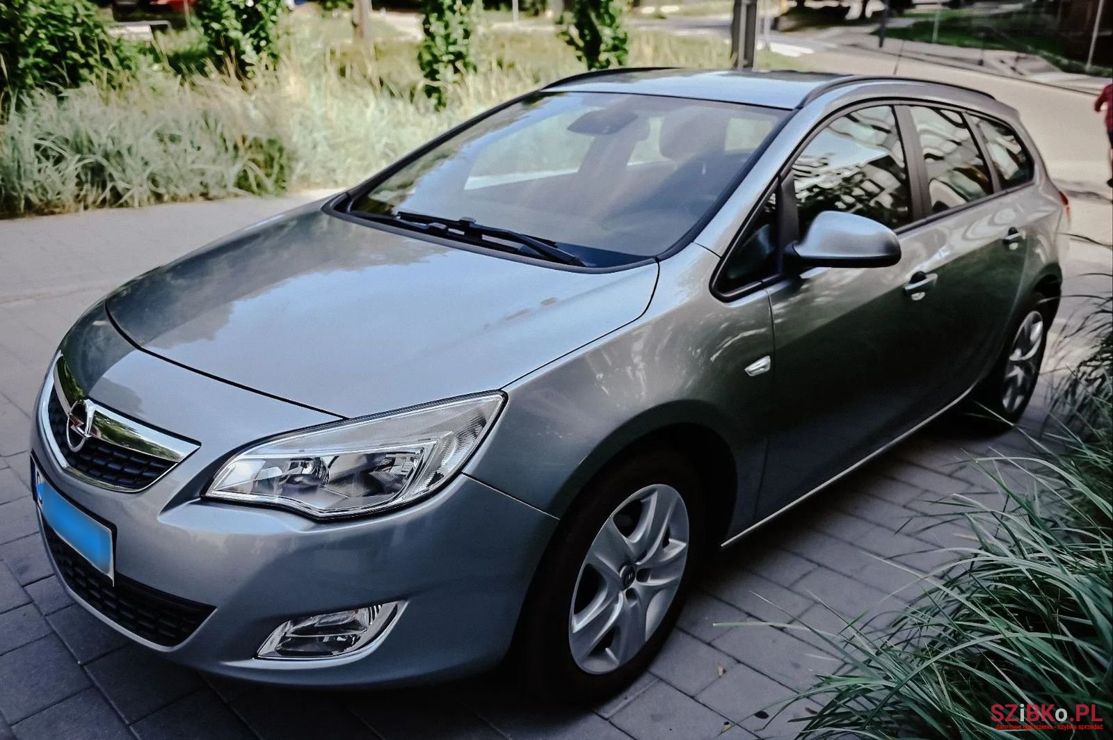 2012' Opel Astra photo #1
