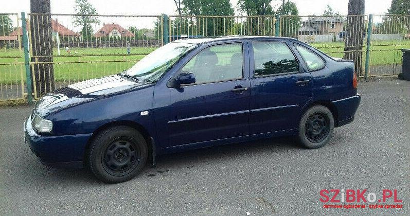 2001' Volkswagen Polo photo #1