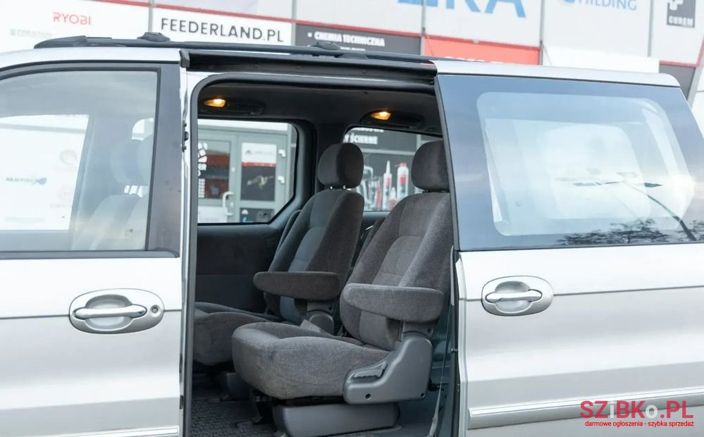 2004' Kia Carnival photo #2