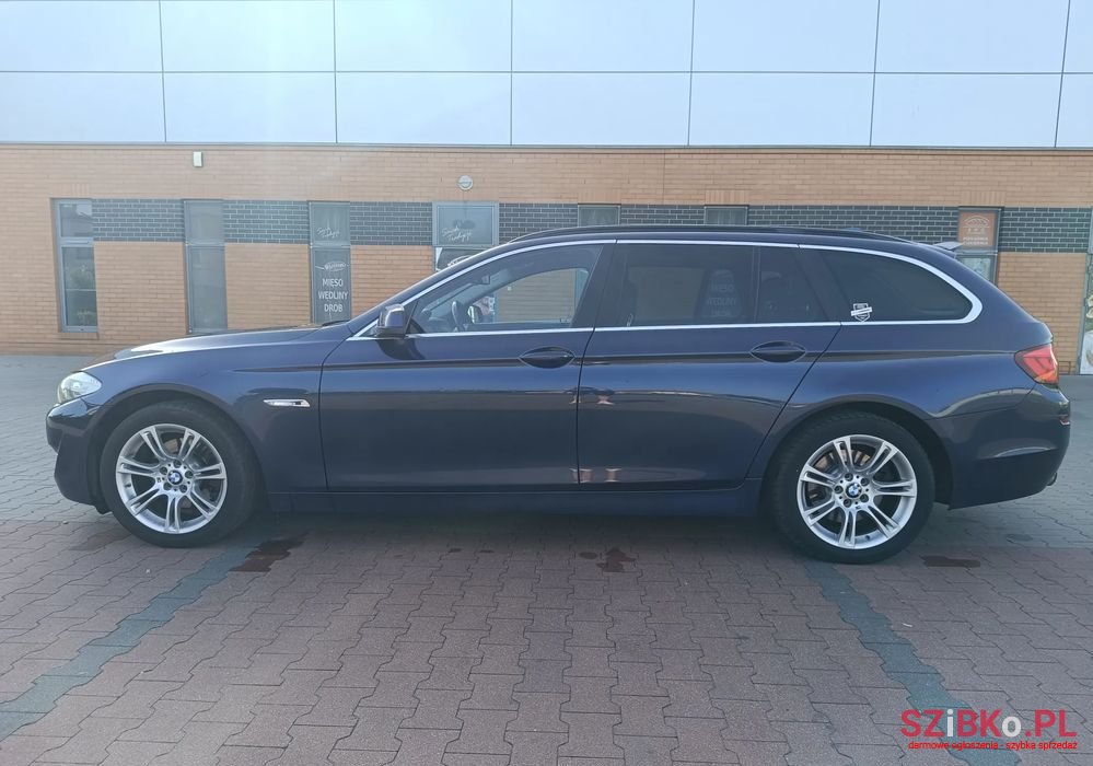 2011' BMW 5 Series 520D photo #6