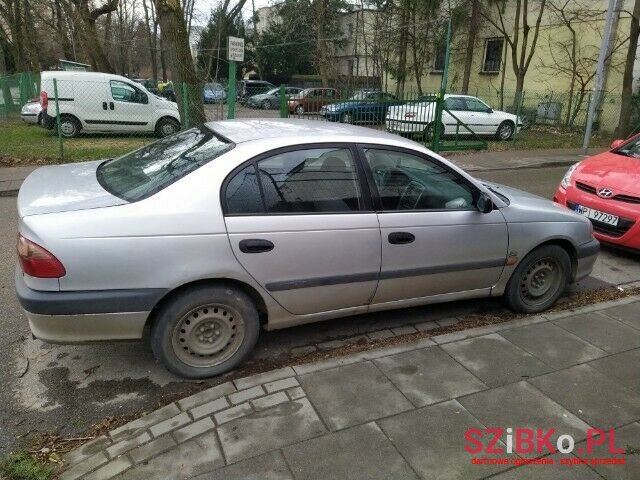 2001' Toyota Avensis photo #2