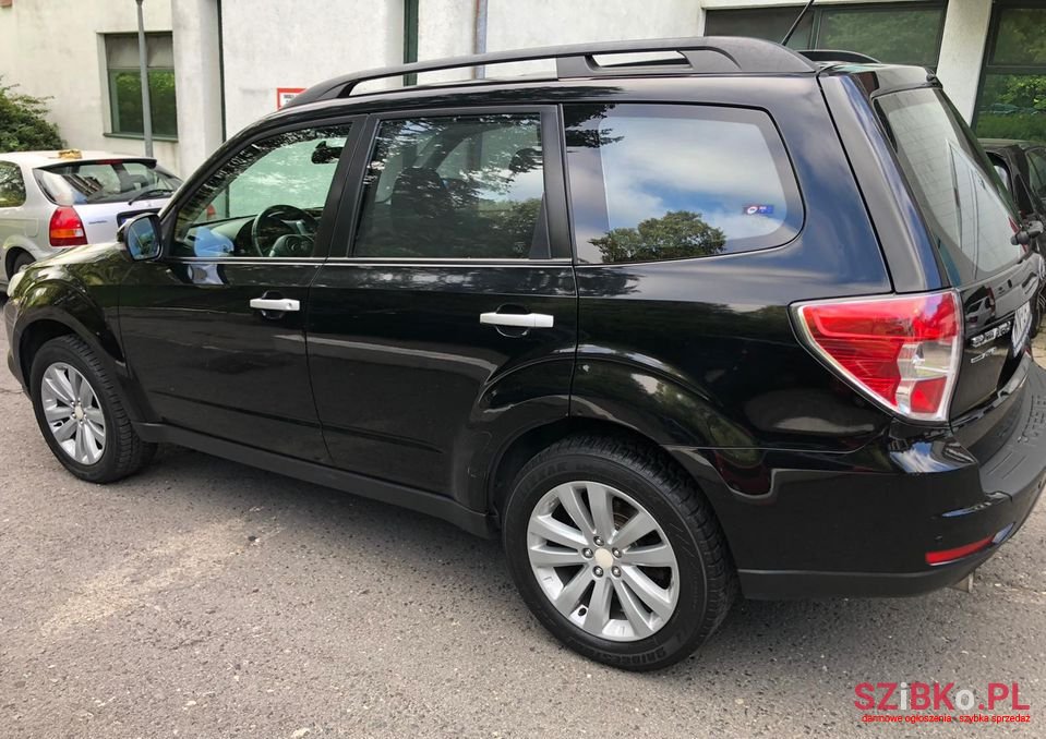 2011' Subaru Forester photo #2