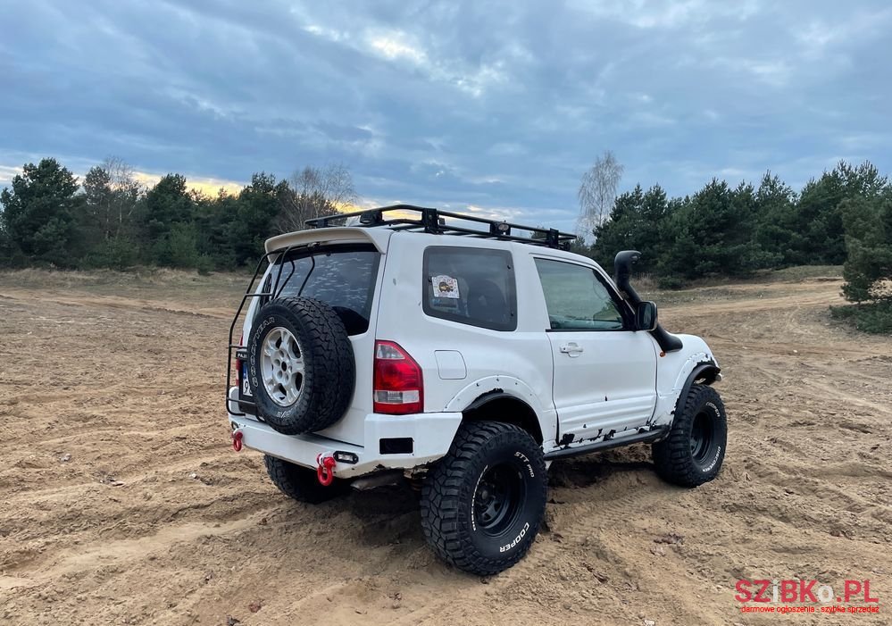 2002' Mitsubishi Pajero photo #5