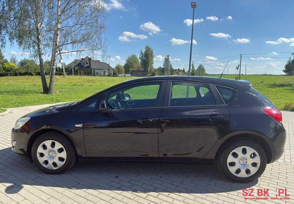 2011' Opel Astra photo #4