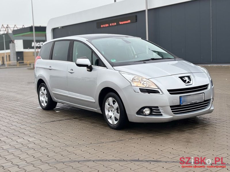 2011' Peugeot 5008 1.6 Hdi Premium photo #5