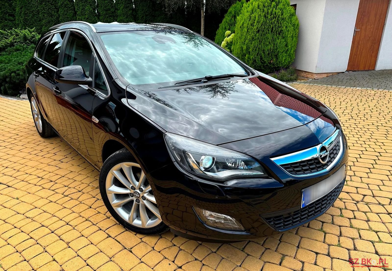 2012' Opel Astra photo #2
