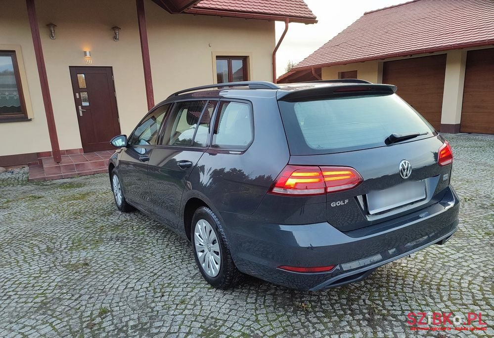 2019' Volkswagen Golf photo #2