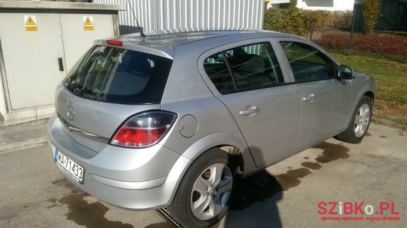 2012' Opel Astra photo #2