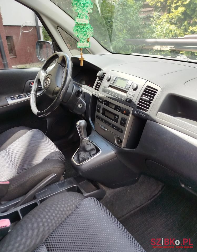 2004' Toyota Corolla Verso photo #4