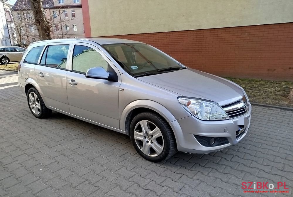 2010' Opel Astra photo #1