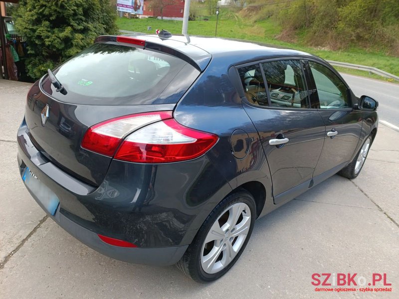 2011' Renault Megane photo #5