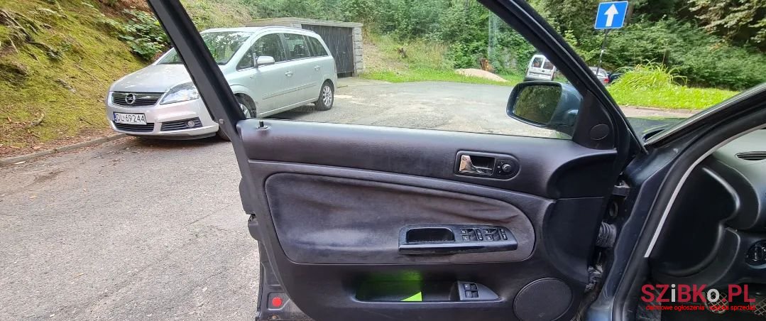 2004' Volkswagen Passat photo #4